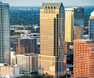 Forex offers opportunities to profit from fluctuations between global currencies in a highly liquid market that trades 24 hours a day, but it is also a high-risk arena due to leverage, sharp volatility and the impact of macroeconomic news; the key is to trade with a clear strategy, strict risk management and only with capital you can afford to lose without affecting your financial stability.