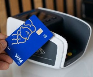 Cryptocurrencies offer high return potential and greater financial freedom through decentralisation, operating in a market that is open 24/7. However, they are a high-risk asset due to extreme volatility and the lack of regulation. The main risks include rapid losses and cybersecurity failures. The key to success is to invest only with a clear strategy and with capital that does not compromise your financial stability.