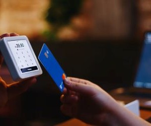 Cryptocurrencies offer high return potential and greater financial freedom through decentralisation, operating in a market that is open 24/7. However, they are a high-risk asset due to extreme volatility and the lack of regulation. The main risks include rapid losses and cybersecurity failures. The key to success is to invest only with a clear strategy and with capital that does not compromise your financial stability.