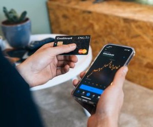 Cryptocurrencies offer high return potential and greater financial freedom through decentralisation, operating in a market that is open 24/7. However, they are a high-risk asset due to extreme volatility and the lack of regulation. The main risks include rapid losses and cybersecurity failures. The key to success is to invest only with a clear strategy and with capital that does not compromise your financial stability.