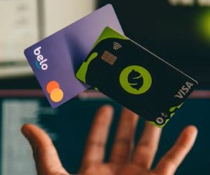 Commodities such as gold, oil, agricultural products and industrial metals offer opportunities to diversify your portfolio and hedge against inflation, but they are also high-risk assets due to price volatility, geopolitical tensions and supply-demand shocks; the key is to invest with a clear strategy, an understanding of the underlying market drivers, and only with capital that does not compromise your financial stability.