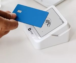 Forex offers opportunities to profit from fluctuations between global currencies in a highly liquid market that trades 24 hours a day, but it is also a high-risk arena due to leverage, sharp volatility and the impact of macroeconomic news; the key is to trade with a clear strategy, strict risk management and only with capital you can afford to lose without affecting your financial stability.